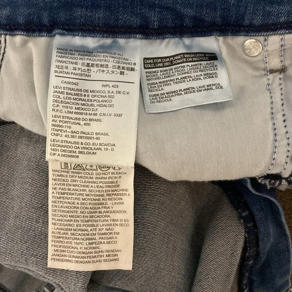 Levi's Cropped Jeans - Picture 9 of 10